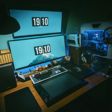 Schreibtisch mit zwei Bildschirmen