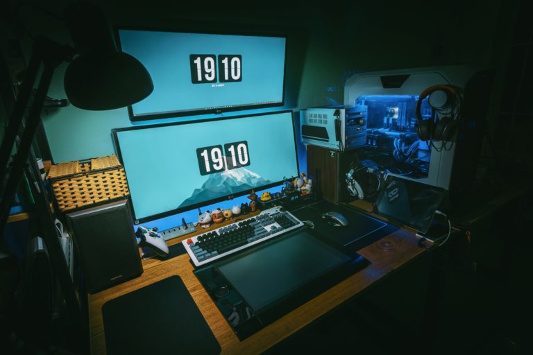 Schreibtisch mit zwei Bildschirmen