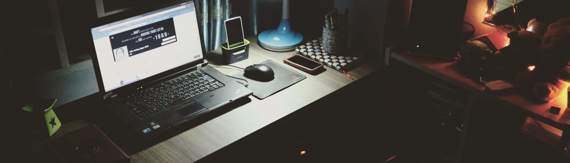 Laptop am Schreibtisch Nachts