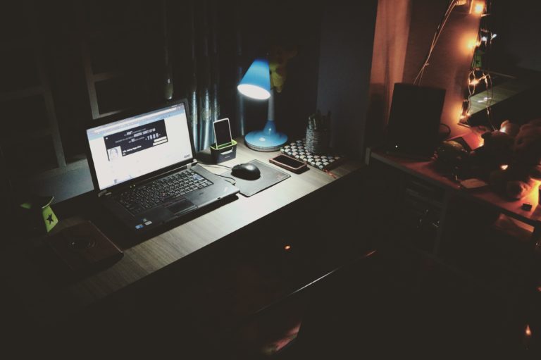Laptop am Schreibtisch Nachts